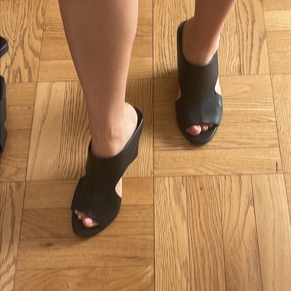 Vince cut out wedges, 4 inch heel, size 7.5 - Picture 9 of 10